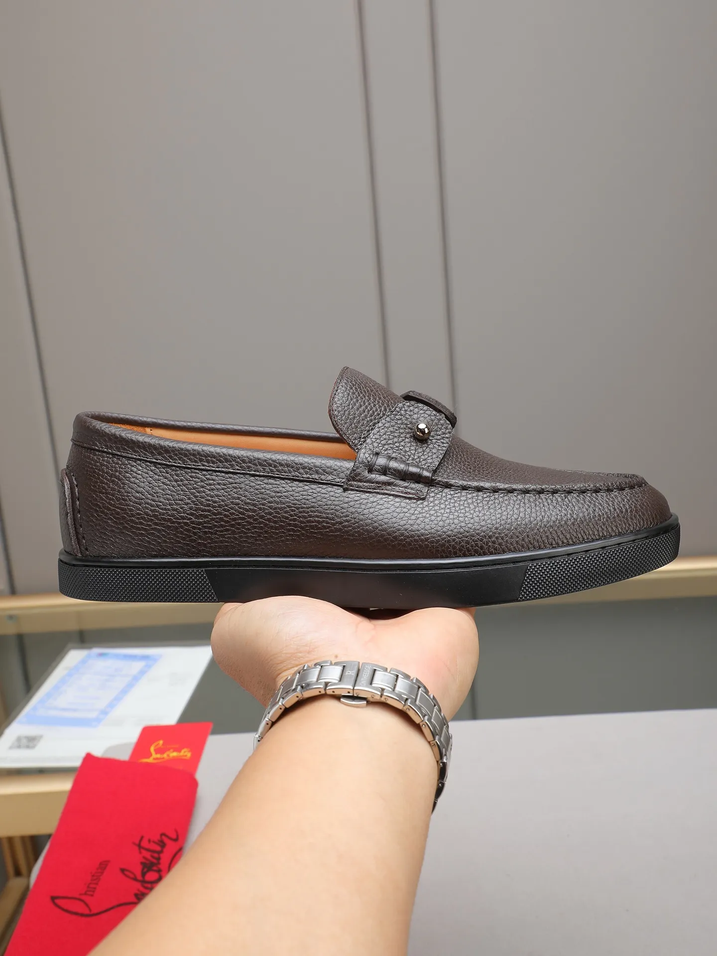 PP480 Christian Louboutin (red-soled shoes) Italian men's casual sneakers are shipped! Each pair of shoes from this Italian handmade shoe brand has a simple and classic design, which is very comfortable and versatile! The upper fabric of this shoe is made of imported cowhide, with high-end and comfortable cowhide lining! The outsole is made of original rubber bottom sheets and is lined with cowhide! Brand-specific mold-opening foot bed, exclusive private mold control! Original box packaging! 39 40 41 42 43 44 (38 45 46 customized)